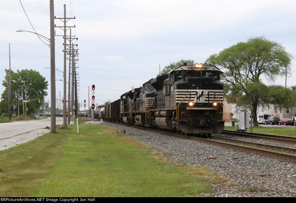 NS 1096 slowly leads 34J up the IHB as it nears Cal Tower